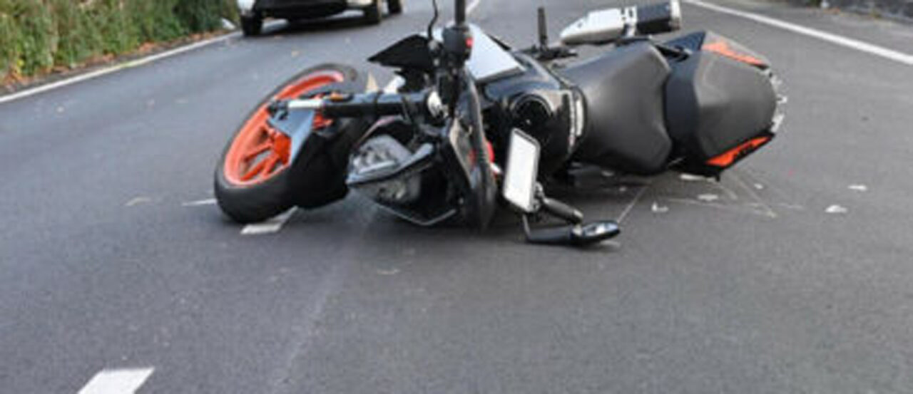 Cusago: muore 58enne, si schianta con la moto contro un’auto
