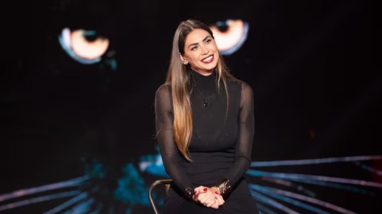 Melissa Satta il tubino nero è un must per l’intervista a Belve