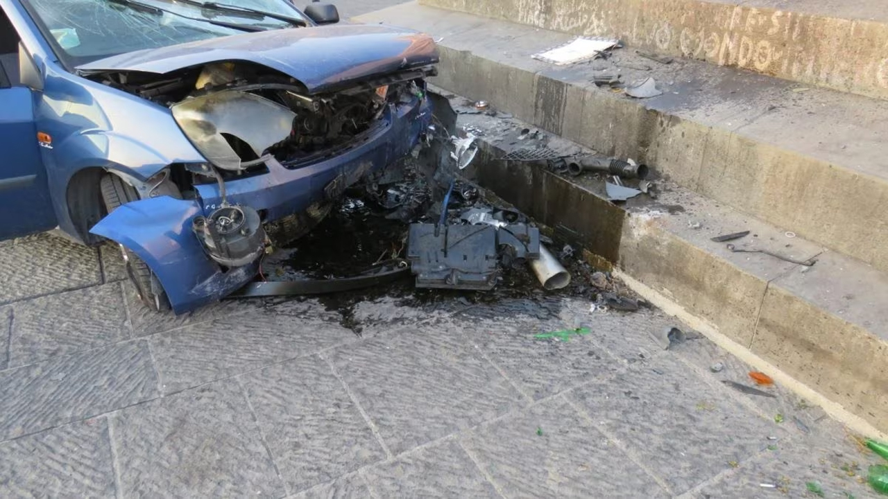 Napoli: 61enne si schianta contro monumento piazza Garibaldi e muore