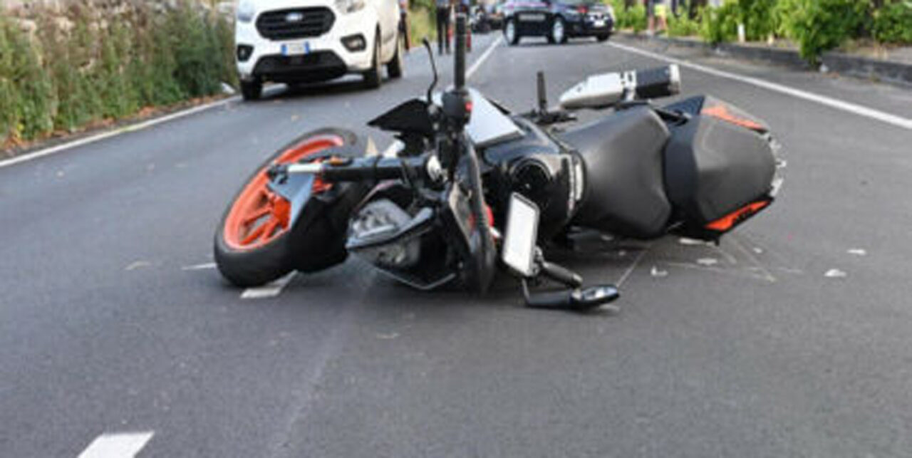 Napoli: scontro auto moto a Ponticelli, morto un 40enne