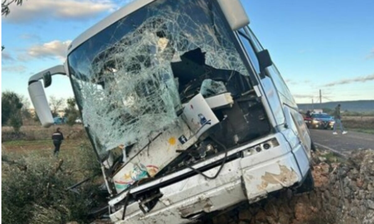 Taranto: frontale fra trattore e autobus carico di studenti. 1 ferito in codice rosso