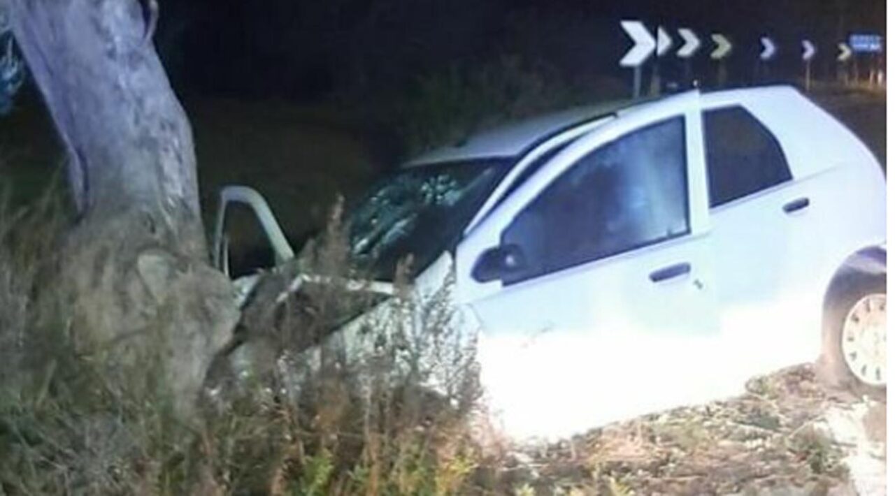 Vernole: con l’auto contro un albero, 1 morto e 1 ferito grave
