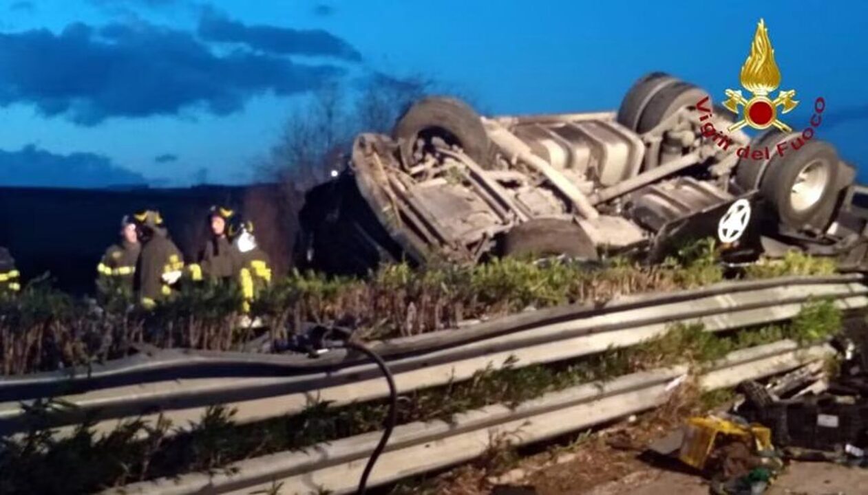 Ascoli Satriano, camion contro auto sulla Statale: 1 morto
