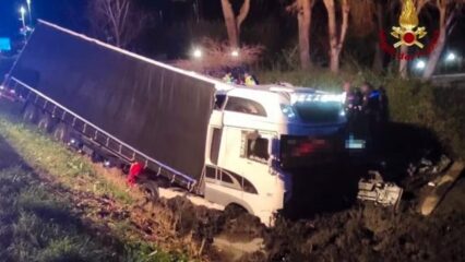 Chioggia: autista di camion morto trafitto da un paletto che sfonda la cabina di guida