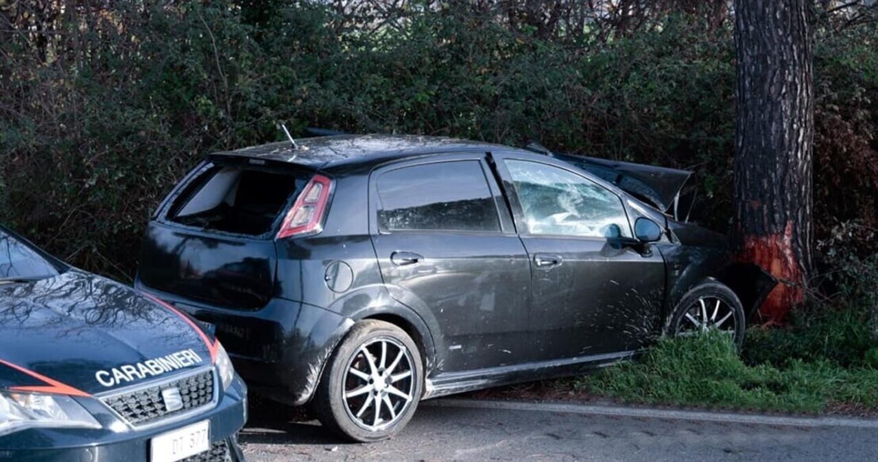 Latina: giovane 20enne si schianta con l’auto con un albero e muore