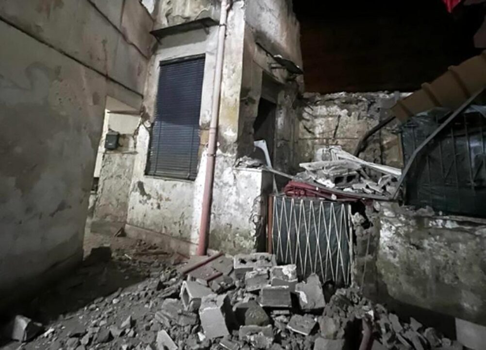 Napoli, palazzina di due piani crolla a Secondigliano