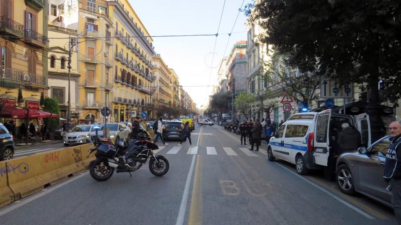 Napoli: auto carabinieri investe coppia. Lui muore, lei è grave