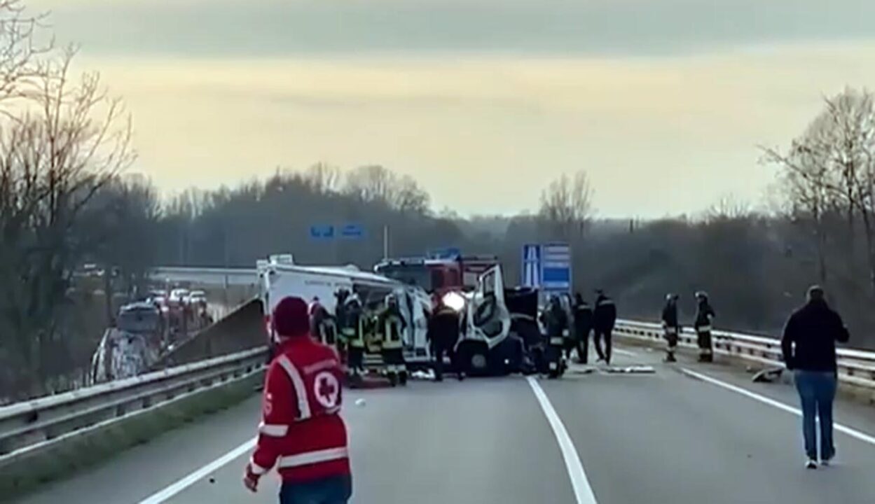 Pordenone: tragico frontale fra camion e ambulanza. 3 morti e 4 feriti