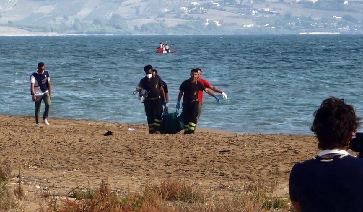 Siculiana, barcone di migranti si capovolge sulla spiaggia. Recuperato un cadavere