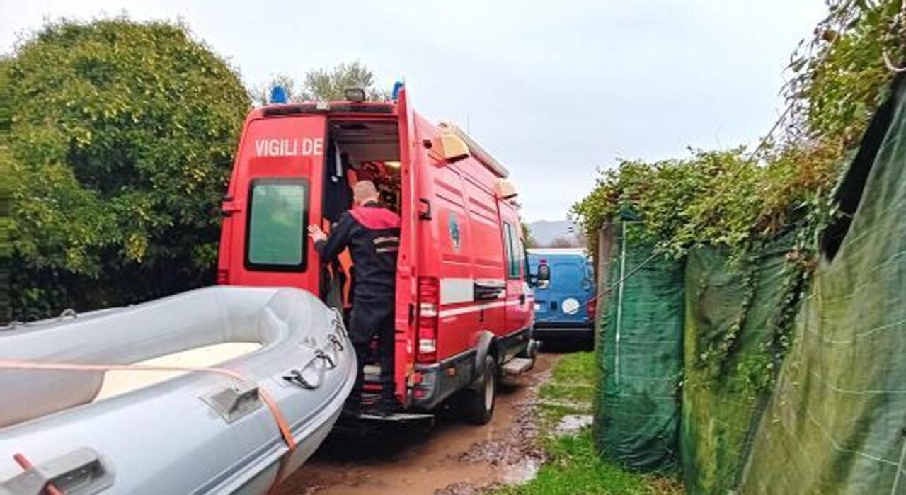 Torre del Lago: barca si rovescia nel lago di Massaciuccoli, 1 morto e 1 disperso