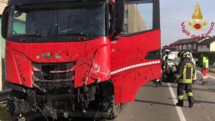 Mortara: frontale Doblò contro camion, muore 57enne