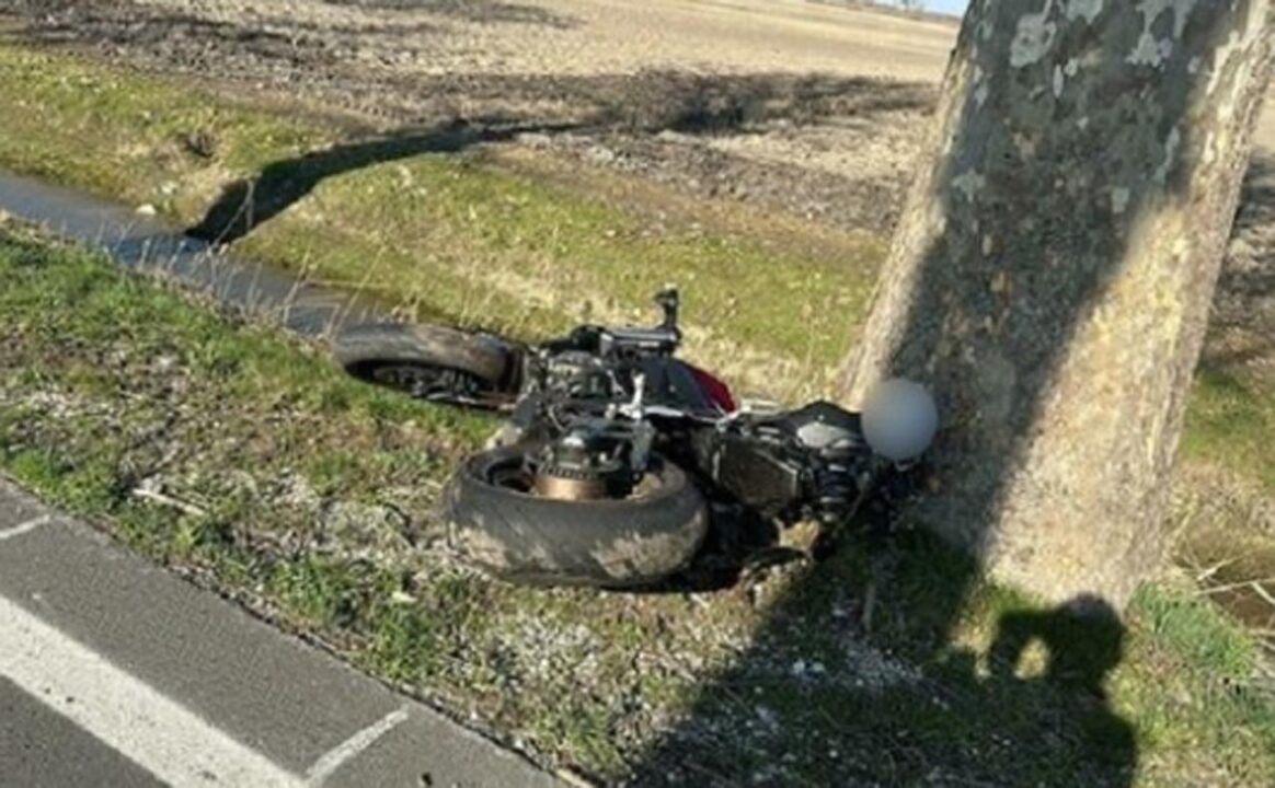 San Stino di Livenza: motociclista muore, impatta con la moto contro un platano