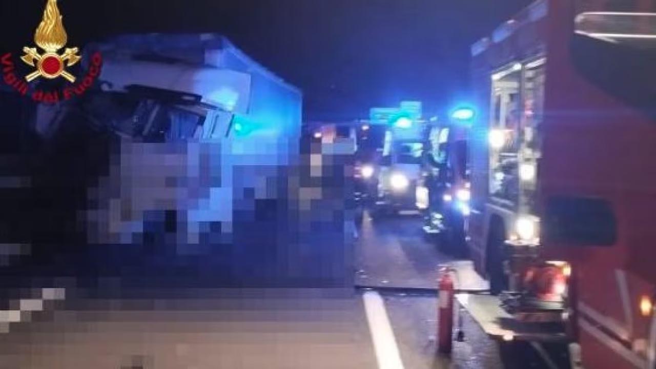 Autostrada A1, Calenzano: 64enne perde la vita in tamponamento tra tre camion