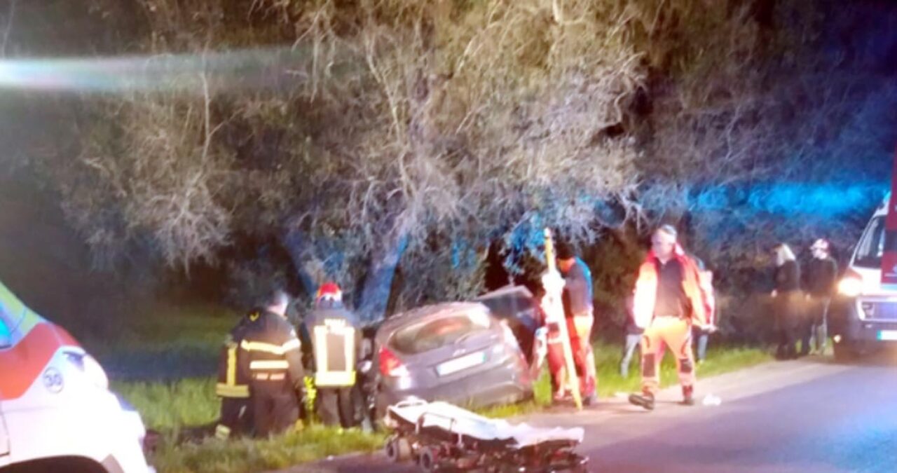 Brindisi:  68enne muore in ospedale dopo scontro con auto contro albero