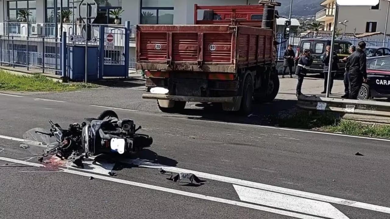 Formia: 17enne muore nello scontro tra autocarro e scooter