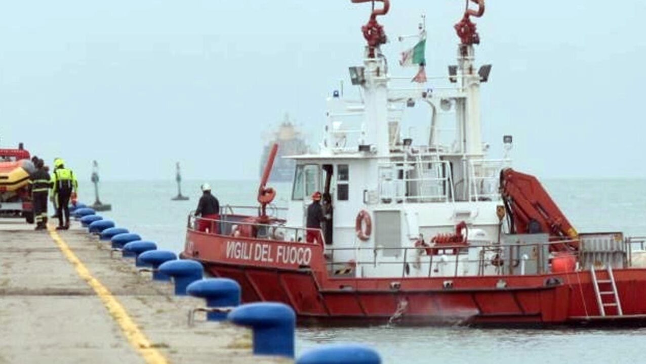 Ravenna: si lancia con l’auto in mare inseguito dalla polizia