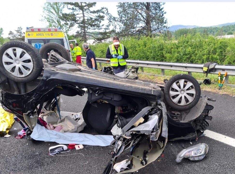 Autostrada A1: auto tampona tir, muore ragazza 21enne