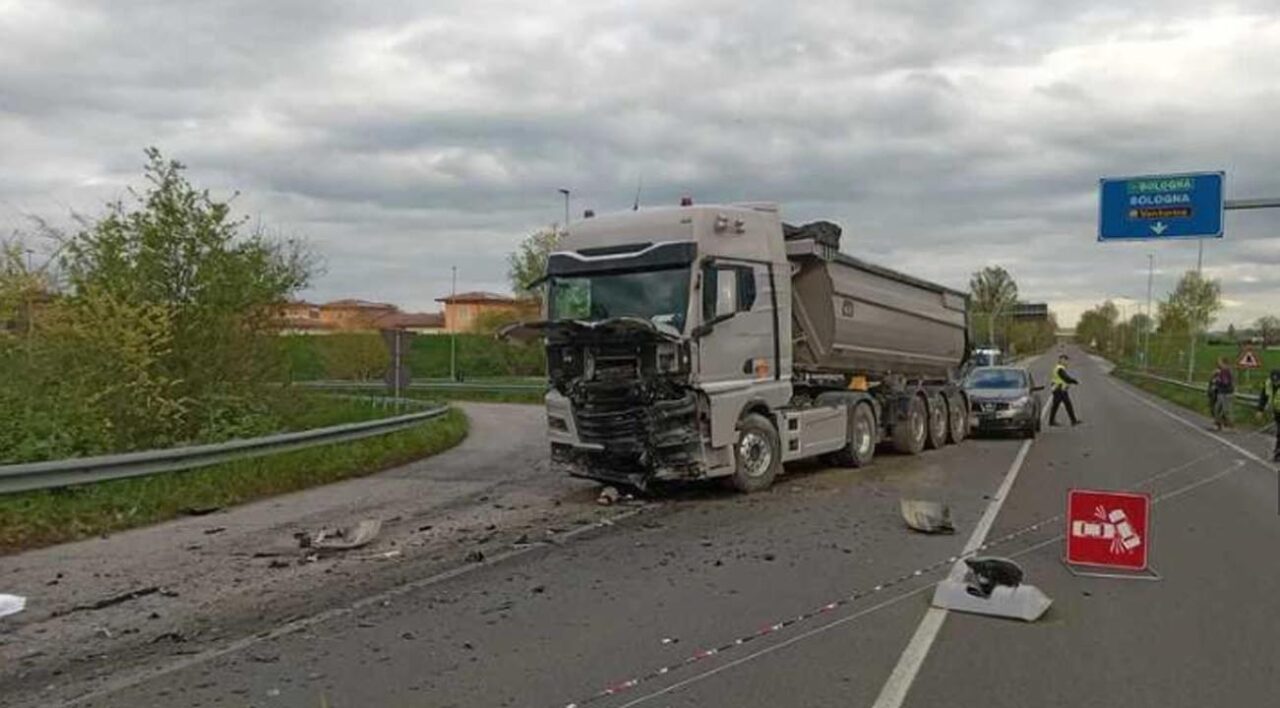 Castelfranco Emilia: 25enne vittima nello scontro fra camion e moto