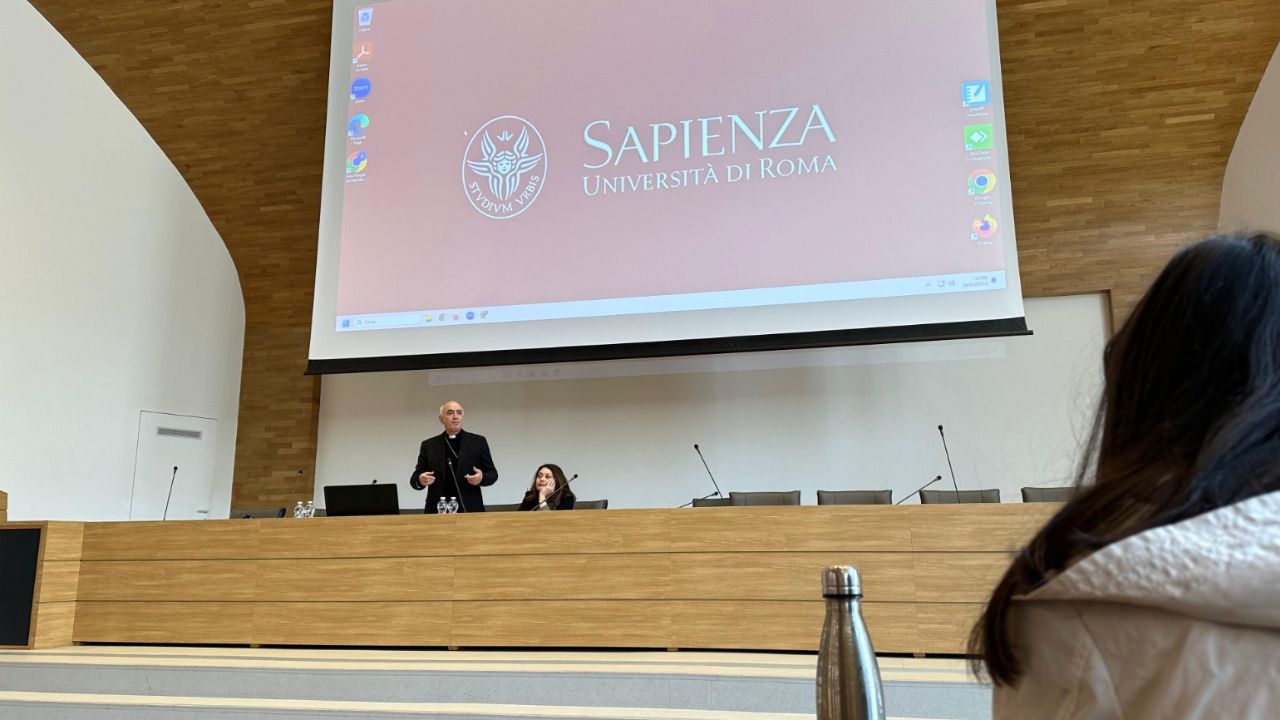 La “Pop-Theology” del vescovo Antonio Staglianò arriva a La Sapienza di Roma per parlare ai giovani di amore e giustizia
