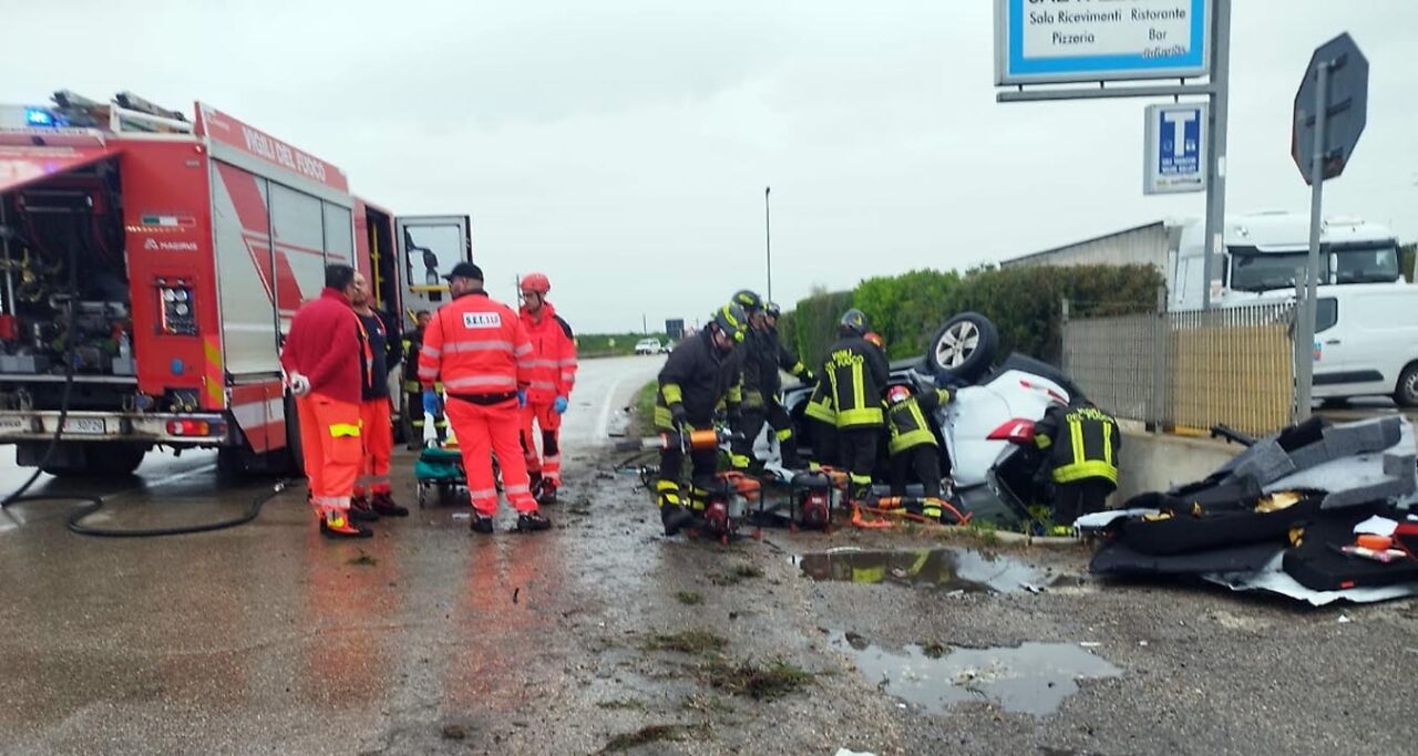 Mottola: morti mamma e figlio 12enne in uno scontro tra Suv e Tir sulla Taranto-Bari