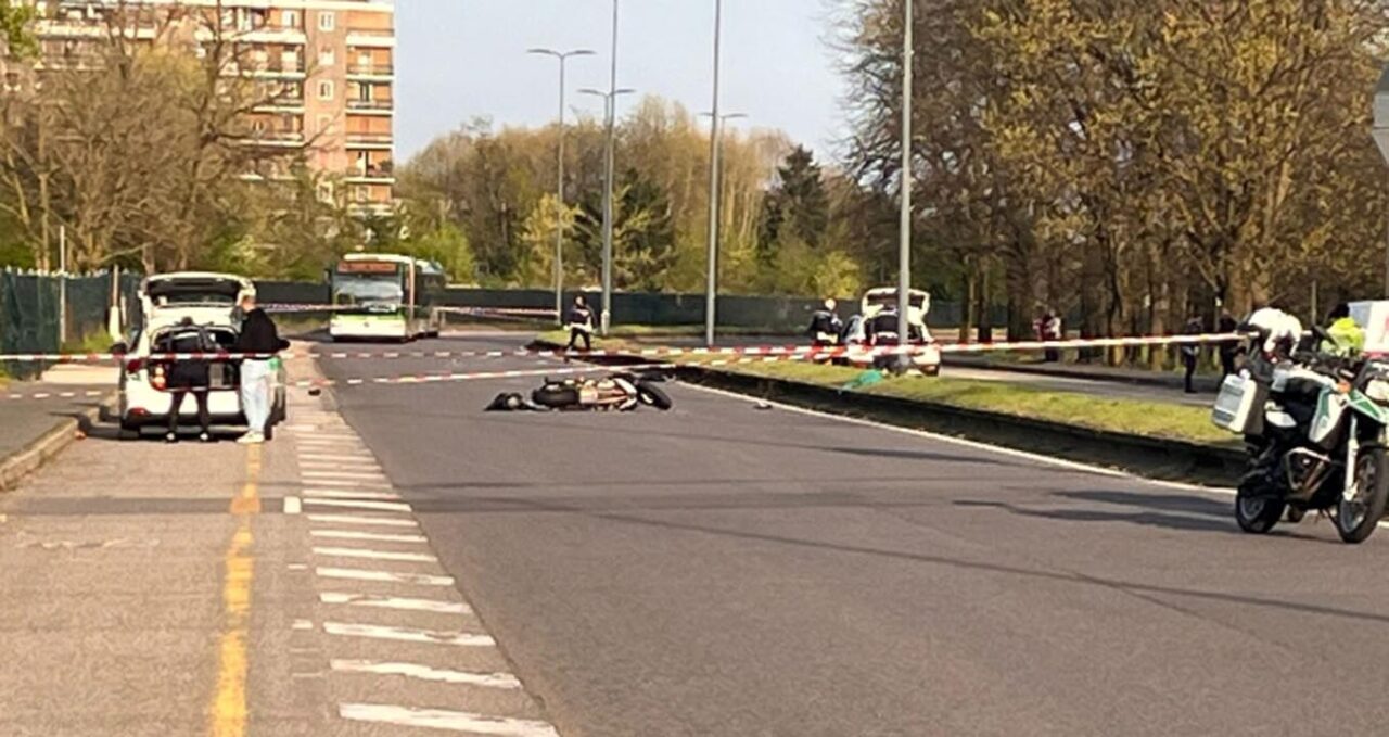 Parco Nord Milano: attraversa la strada e viene travolto da una moto. Muore in ospedale