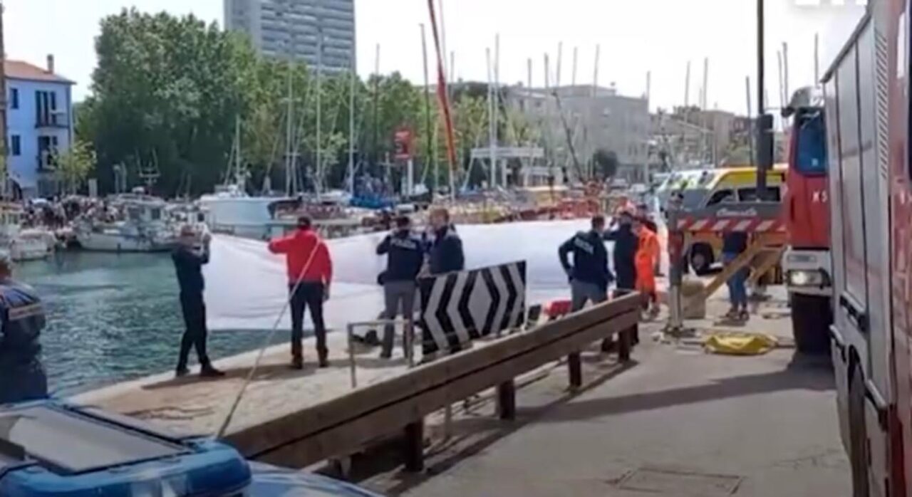 Rimini: suicidio al porto. Uomo si lancia in acqua con l’auto