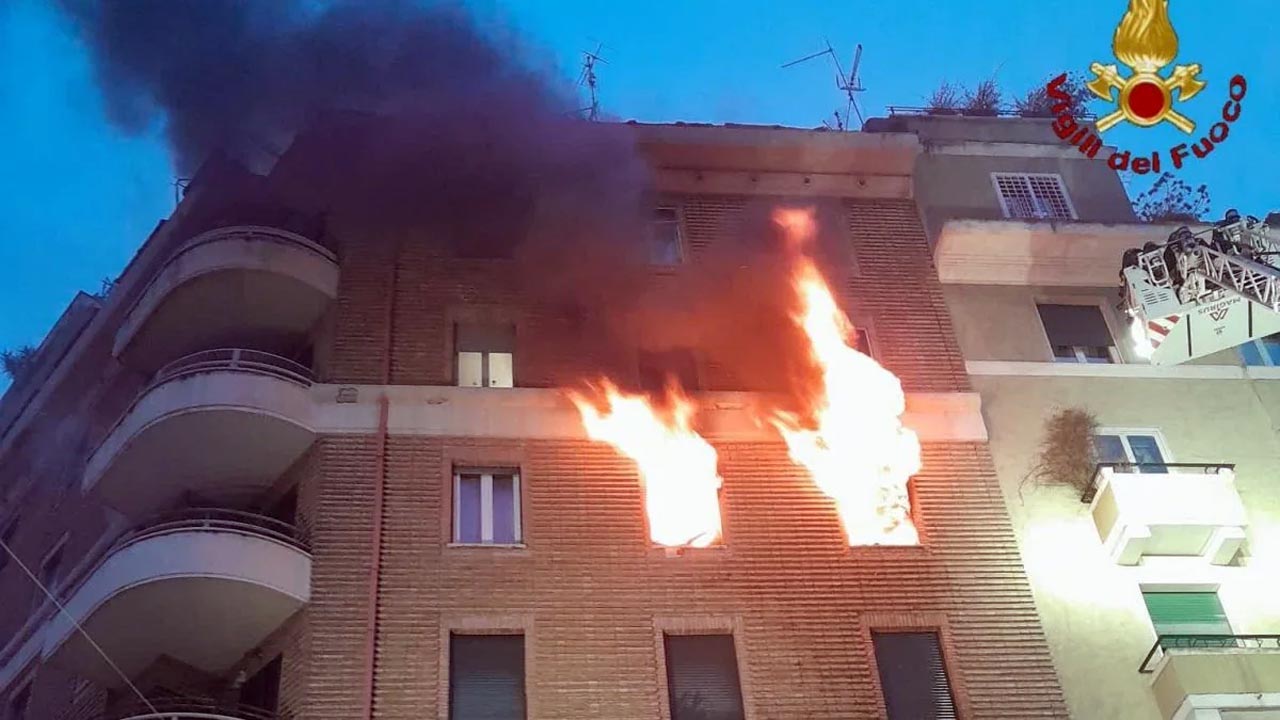 Milano: le staccano al corrente, accende le candele e brucia l’appartamento