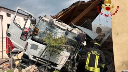 Vicenza: chiesa distrutta da un camion uscito di strada