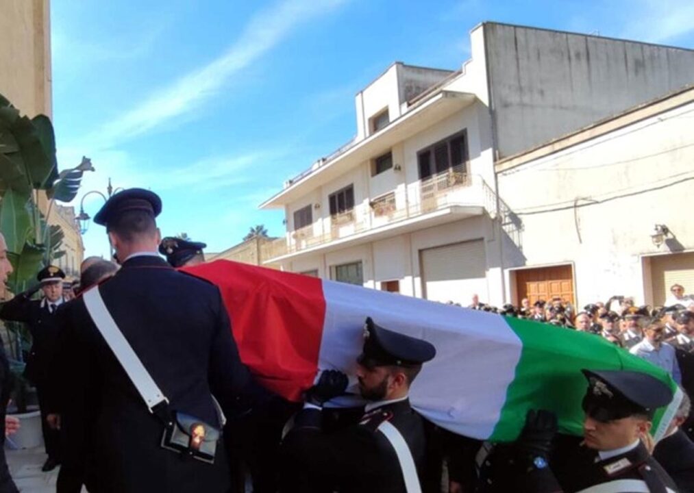 Carabinieri morti: feretro Ferraro sotto casa della nonna