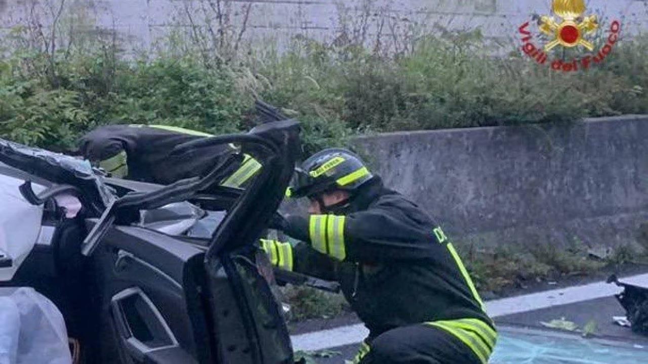 Donna morta sul colpo: è il bilancio dello scontro fra auto e camion