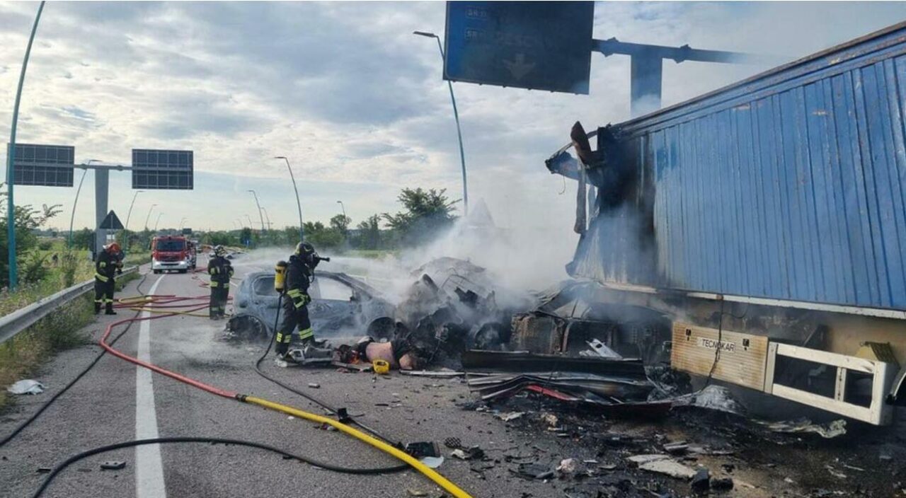 Due morti per uno scontro fra auto e tir. Le vittime due camionisti