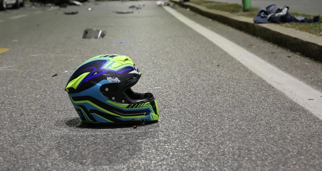 Motociclista 67enne muore finendo sotto il guardrail