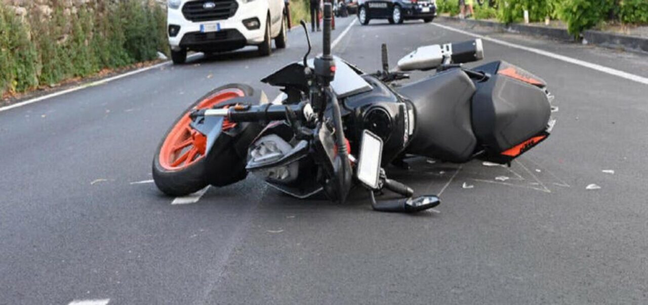 Scooterista 54enne morto in incidente fra scooter e tre auto