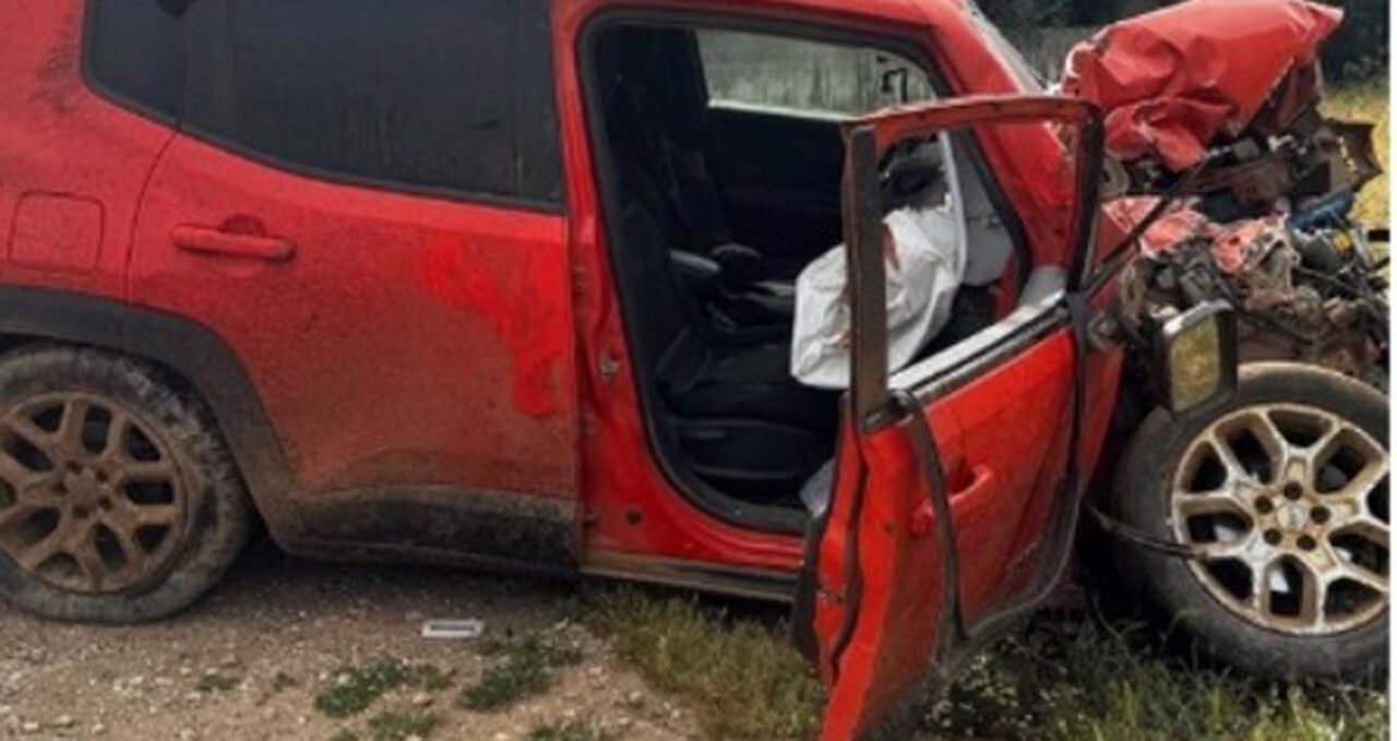 Uomo muore nello scontro tra un autobus e un’auto