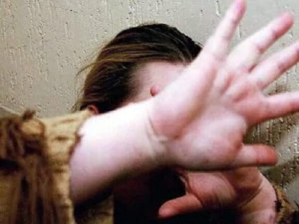 Trani: patrigno abusa della figlia 13enne. Complice la madre