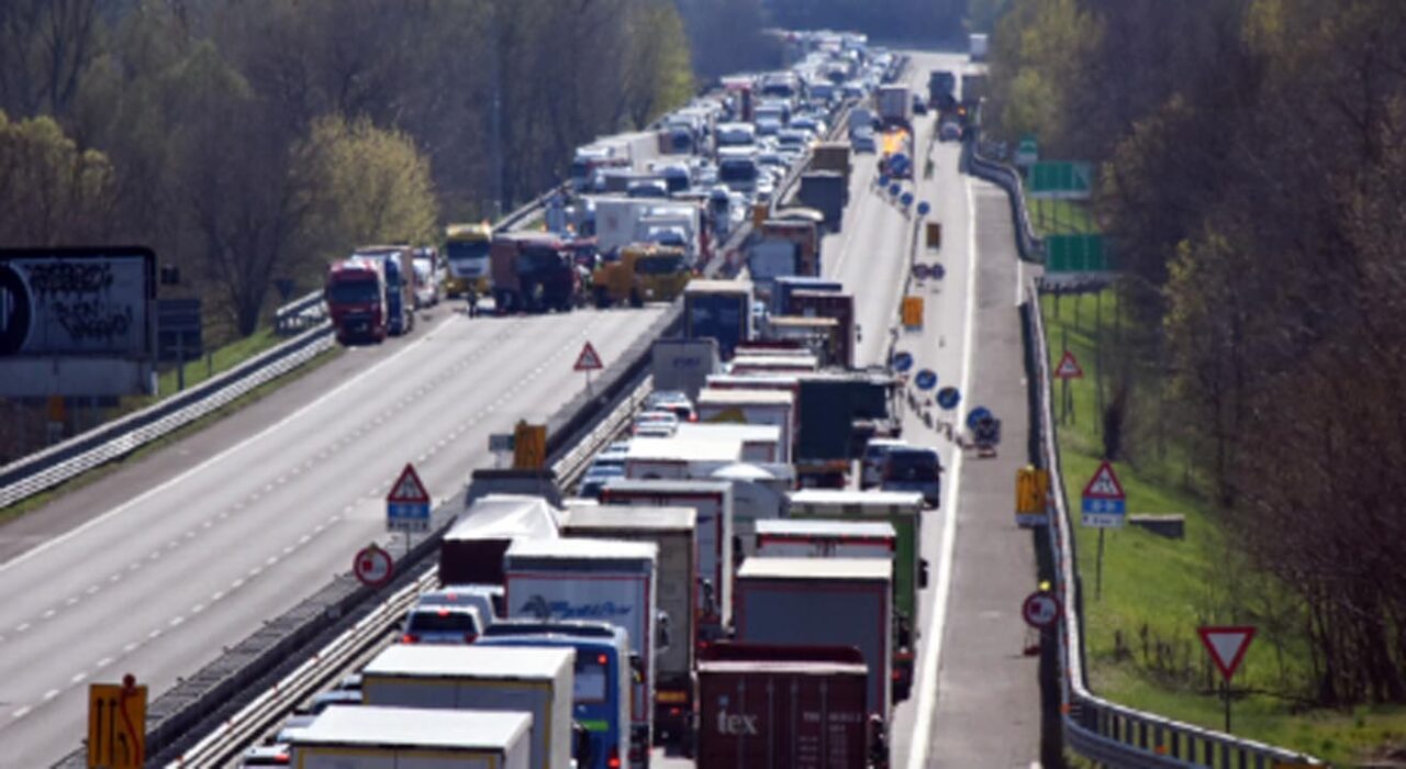 Autostrada A1: motociclista 61enne muore nello scontro con un tir