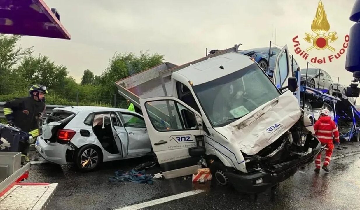 Autostrada A4: camion finisce sulle  auto in attesa al casello di Bergamo