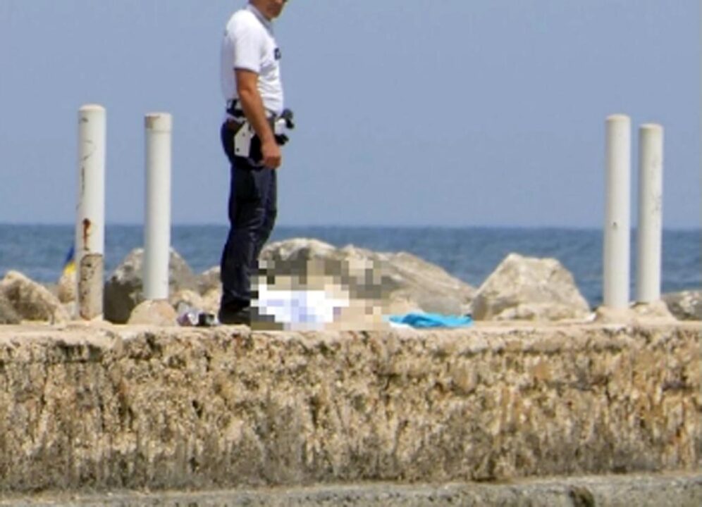 Bambino di 12 anni batte con la testa sul fondale del mare e muore