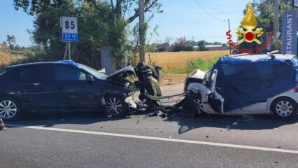 Scontro frontale fra auto: si contano 3 morti