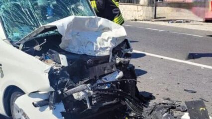 Scontro frontale fra auto: si contano 3 morti