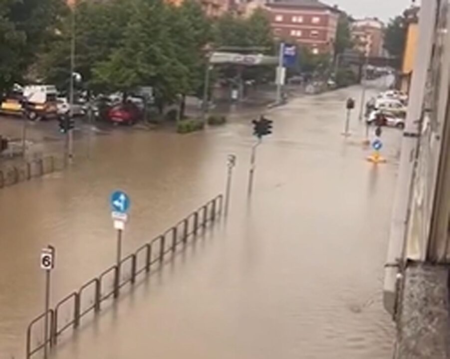 Strade interrotte, case isolate e treni sospesi, i danni del maltempo