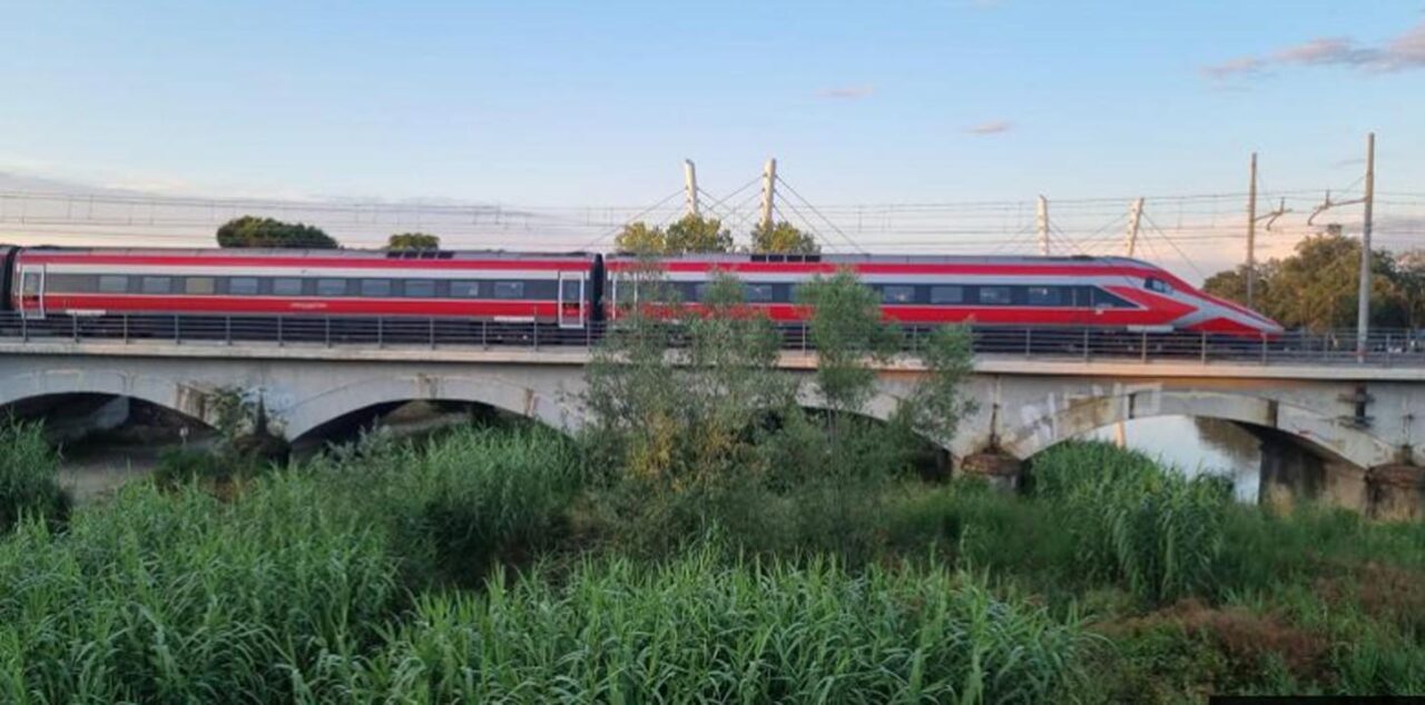 Treno travolge e uccide due persone: mamma e figlia