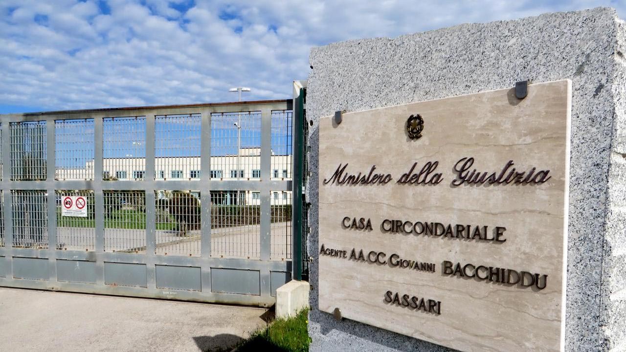 Detenuto si dà fuoco nell’infermeria del carcere. Poliziotti ustionati