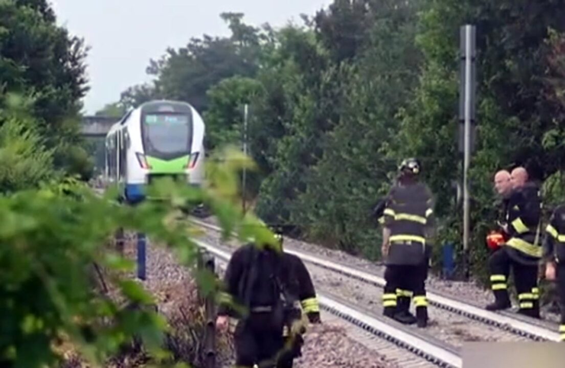 Donna muore travolta dal treno in corsa