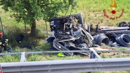 Autostrada A1: tir si ribalta, muore camionista 44enne