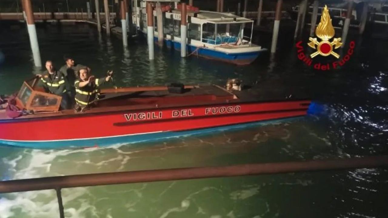 Barca finisce contro una "briccola" e provoca un morto e un ferito. L'imbarcazione si è schiantata contro un palo di ormeggio nella laguna di Venezia. 