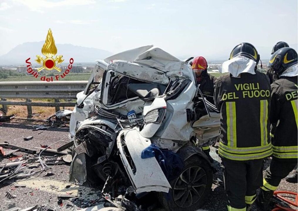 Tragico incidente sull’Autostrada A2: vittime e feriti in un terribile scontro tra 8 veicoli