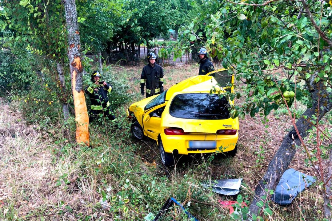 Incidente stradale sulla via Appia: 19enne finisce con l’auto contro un albero