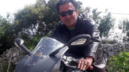 Umberto Rufo, 48 anni, muore urtando una rotatoria con la sua moto