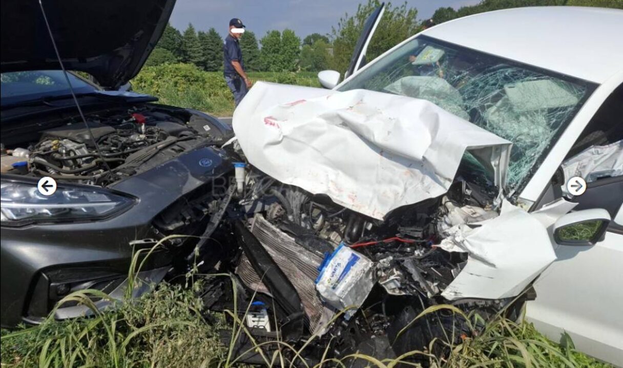 Tragico frontale fra auto e camion: una donna di 54 anni è morta
